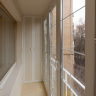 Мебель для балкона с французским остеклением: встроенный шкаф