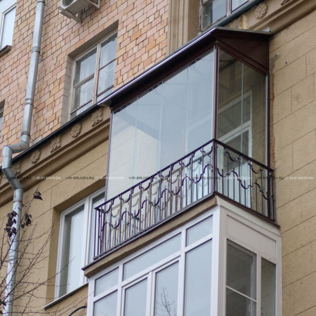 Безрамное остекление балкона на Рижском