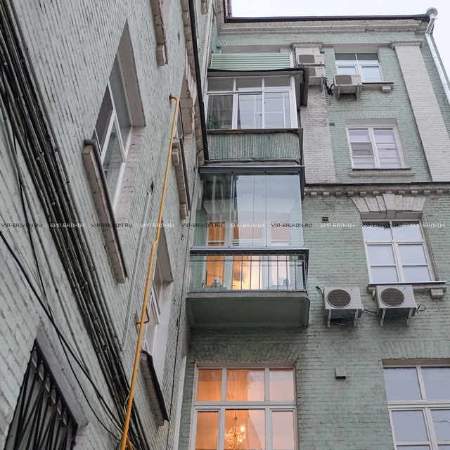 Безрамное остекление балкона в Старомонетном переулке