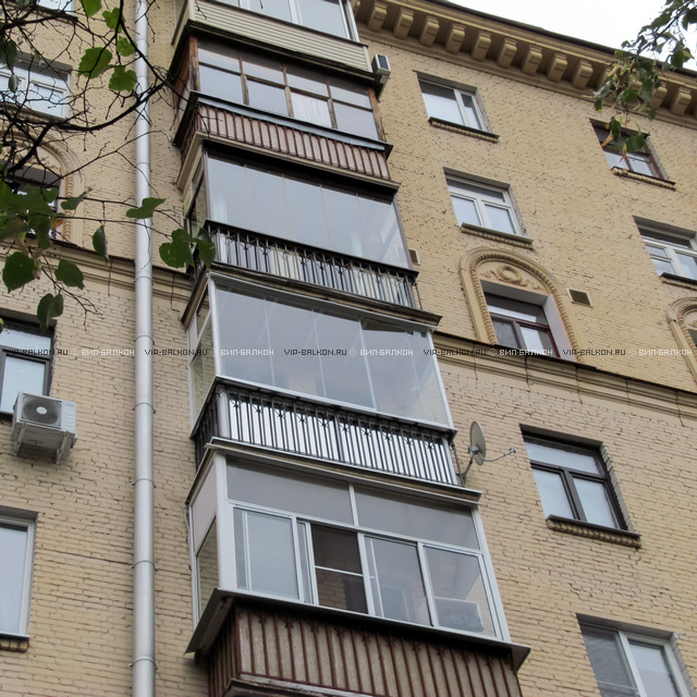 Балкон с безрамным остеклением на улице Куусинена