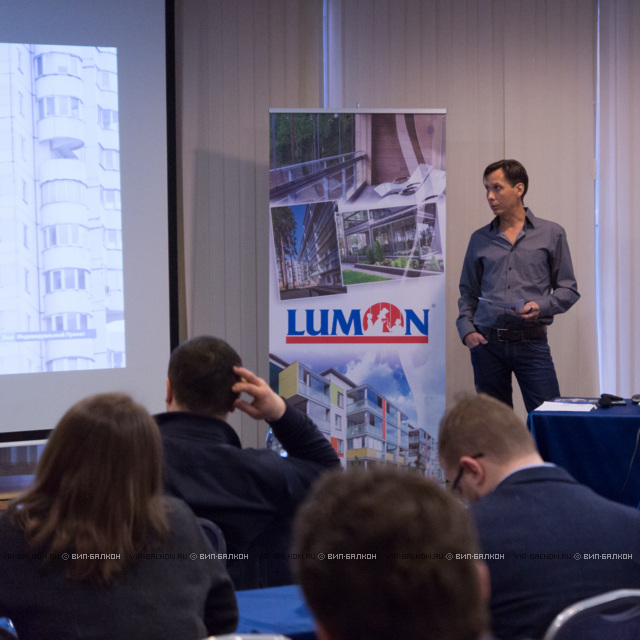 Генеральный директор ВИП-Балкон Андрей Лунев представил проект остекления округлого балкона