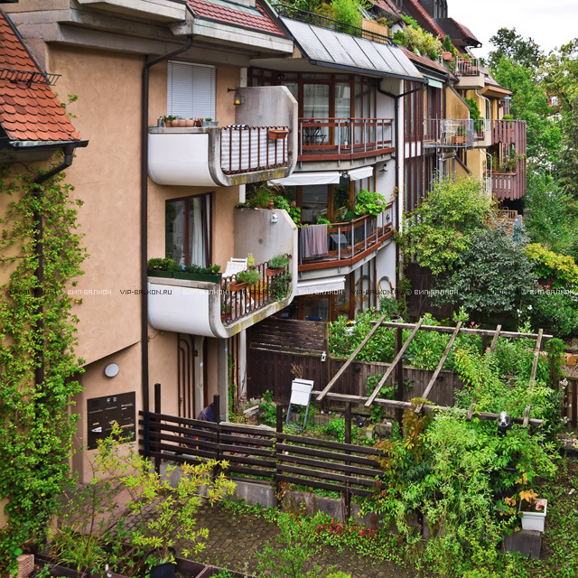 Остекление балконов в жилом квартале