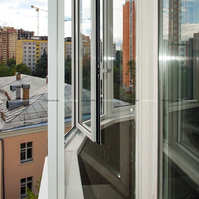 Остекление закругленного балкона алюминиевым профилем