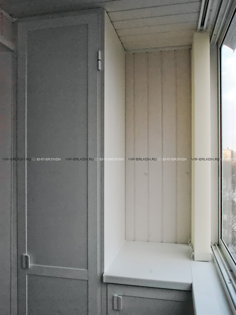 Мебель на балкон: узкий шкаф-пенал и тумбочка