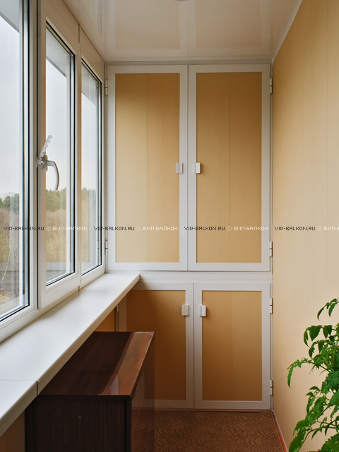 Мебель для балкона: встроенный шкаф