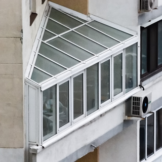 Стеклянная крыша балкона