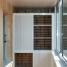 Комплексная отделка балкона включает стены, пол, потолок и шкафы