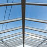 Каркас стеклянной крыши беседки сделан из алюминия