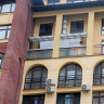 Двойной балкон с крышей из непрозрачного стекла