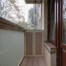 Тумбочка идеально вписана в доступное пространство балкона