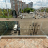Балкон весь прозрачный: безрамное остекление и стеклянный парапет