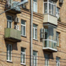 Стеклянный балкон намного красивее соседей с парапетом из арматуры