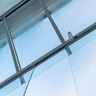 Прозрачная стеклянная крыша над балконом