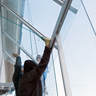 Монтаж прозрачной стеклянной крыши на балкон