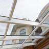 Крыша террасы сделана из закленного стекла триплекс