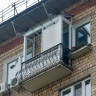 По фронту балкона — раздвижные створки остекления