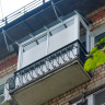 На балкон установлена прозрачная крыша из поликарбоната