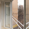 Распашные створки по центру балкона с французским остеклением