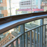 Вдоль парапета балкона — герметичное глухое остекление
