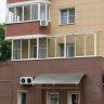Стеклянная крыша вписана под балкон и в стену здания