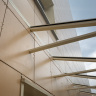 Кронштейны крепления стеклянной крыши углублены в облицовку