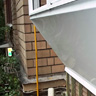 Белый металл маскирует конструкцию выноса балкона